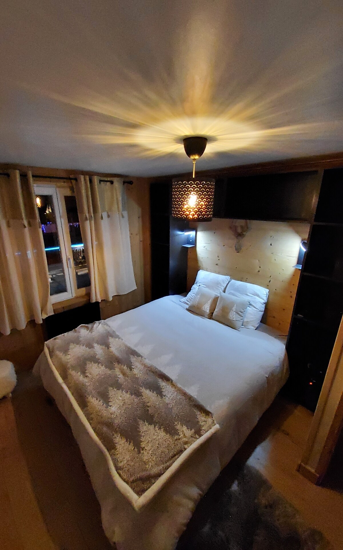 1号卧室配备床160 * 200、更衣室和电视 