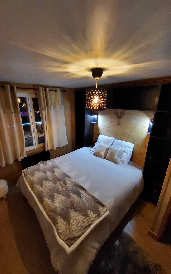 Dormitorio 1 con cama de 160x200, vestidor y televisión 