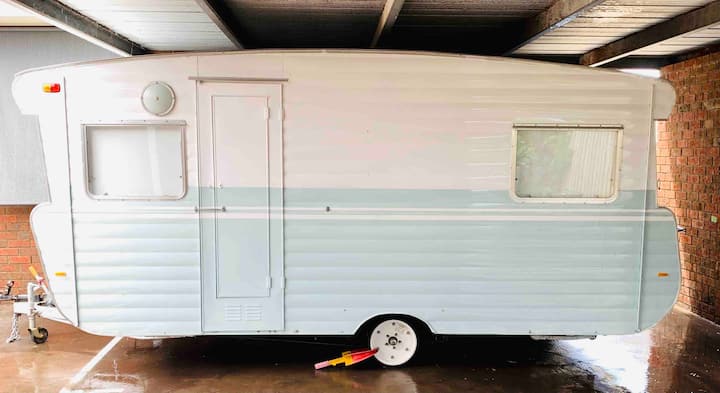 Schöner restaurierter Vintage-Wohnwagen mit 4 Schlafplätzen kann gegen eine zusätzliche Gebühr von 120 US-Dollar pro Nacht zu den Buchungen des Strandhauses hinzugefügt werden (oder kann als separates Inserat gemietet werden, das von der Unterkunft entfernt wird). Bitte teile uns bei der Buchung mit, ob du den Wohnwagen nutzen möchtest. 