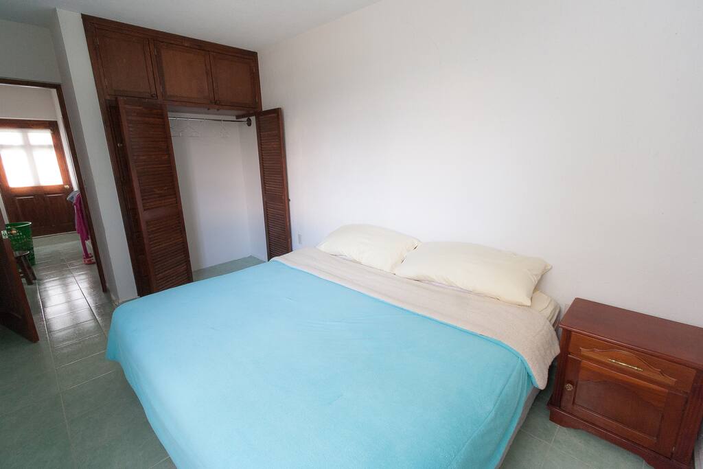 Habitación básica, cómoda y limpia
