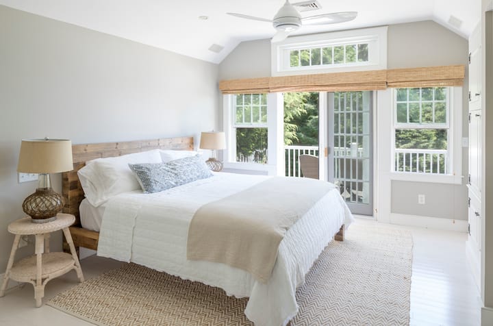 סוויטה ראשית עם מרפסת פרטית המשקיפה על הבריכה, ונוף לים. 