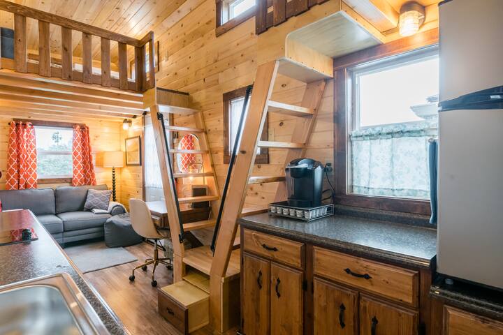 Loy S Tiny House Sleeps Four With Room To Spare Tiny Houses