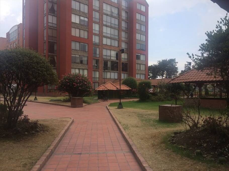 Cuenta con zonas verdes al interior del conjunto