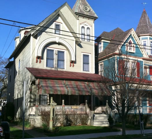 Great 1 bed apt-near beach, shops and restaurants