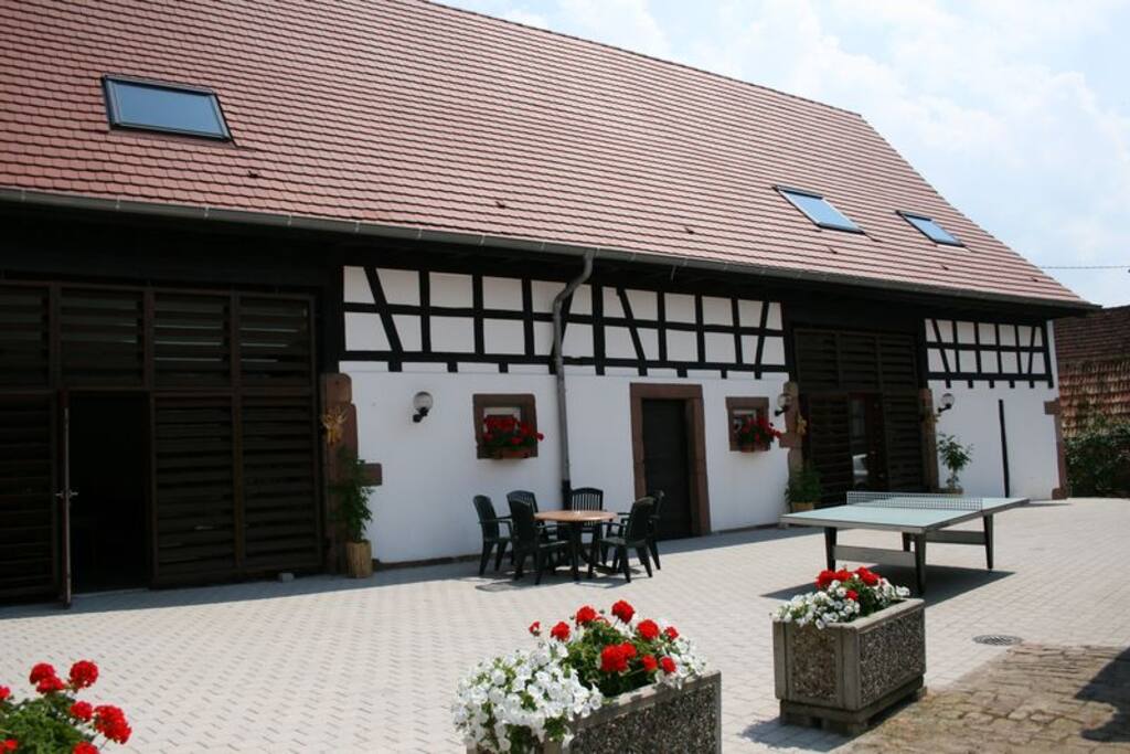 Cour de la maison avec table ping-pong