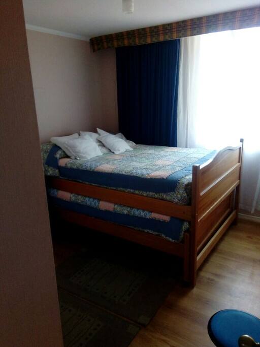 Dormitorio con piso flotante, vista al mar y al bosque y dos camas de dos plazas ideal para 4 personas.