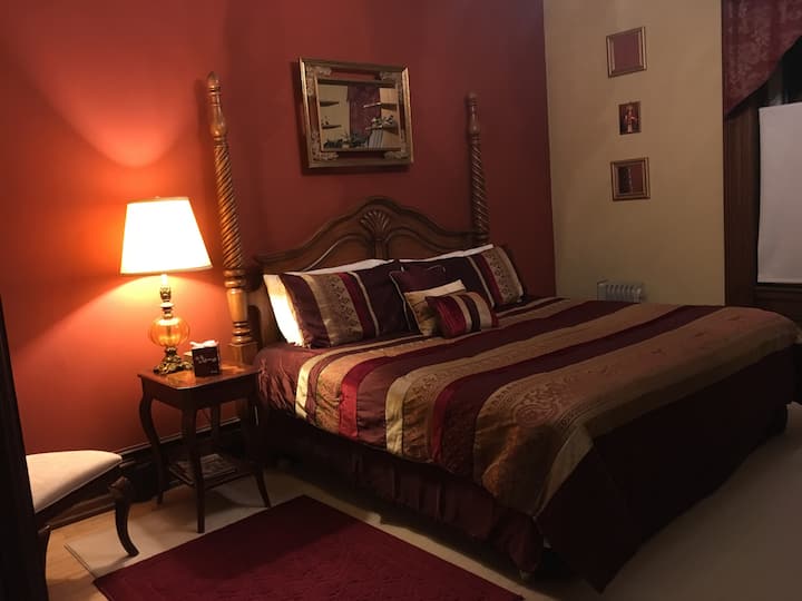 เตียงคิงไซส์พร้อมอ่างอาบน้ำในห้อง