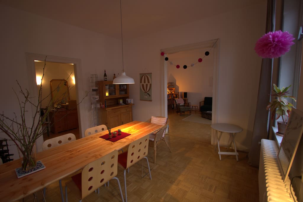 Die lange Tafel im hellen Esszimmer bietet genügend Platz für gemeinsame Essen.