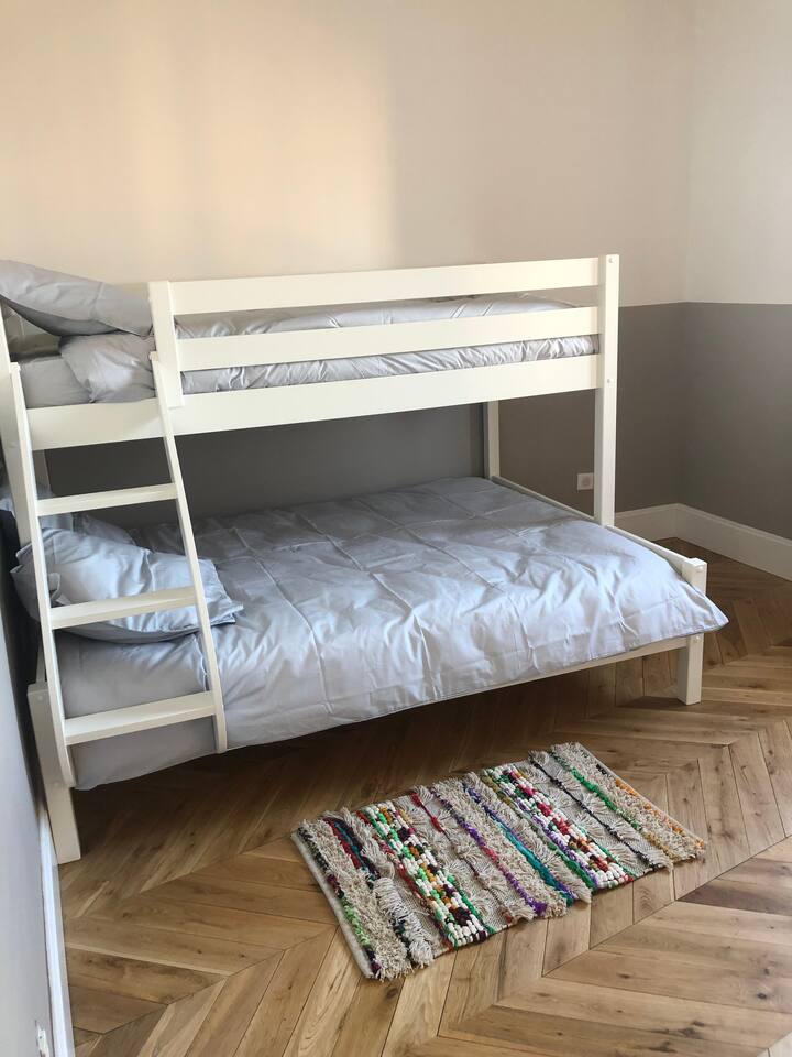 Patrové postele 
Dvojlôžko a jednolôžko s výhľadom na more.