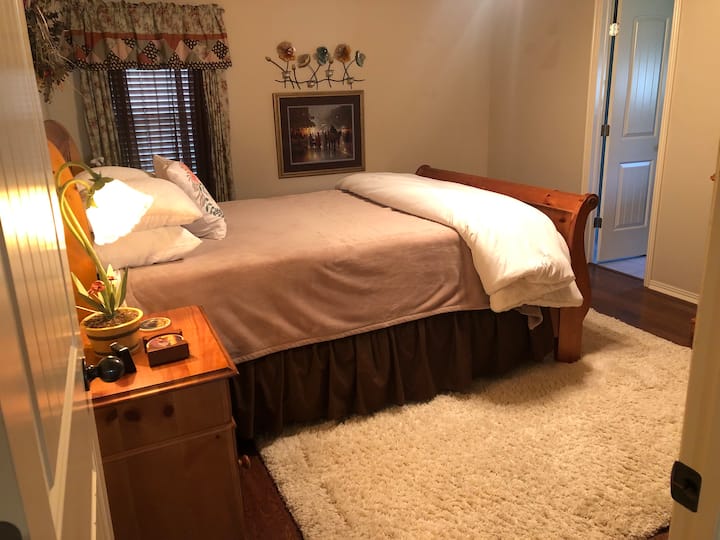 Dormitorio principal con TV Hulu