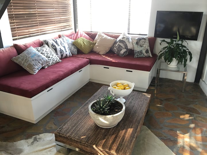 אזור טרקלין בפינה עם נוף פינתי יפהפה לנכס. הספה הפינתית גדולה ונוחה ומשמשת כ -2 ספות שינה ל -2 אורחים