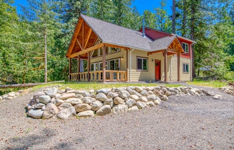 Big Tree Retreat: Hot Tub, River View & Woodstove