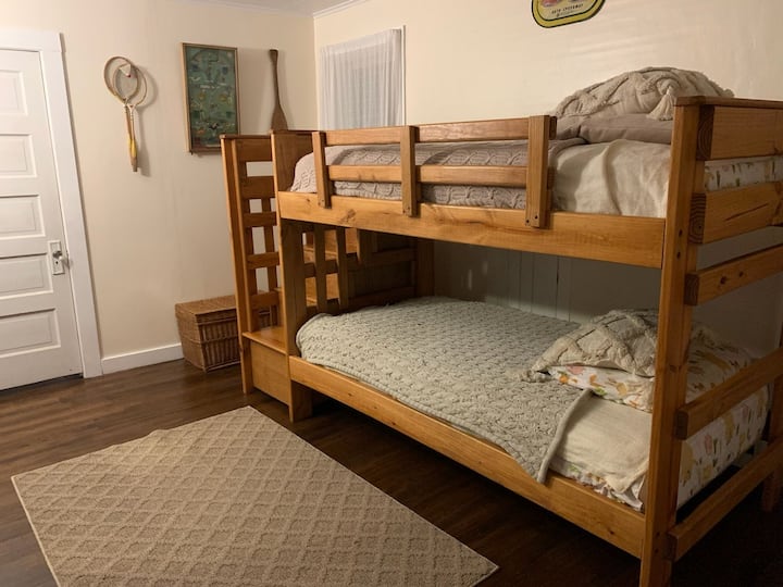 Двойни легла с две легла, които се разхождат в килерите