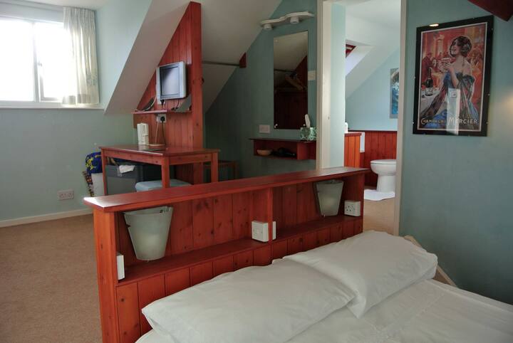 3号卧室，加大双人床，套房。