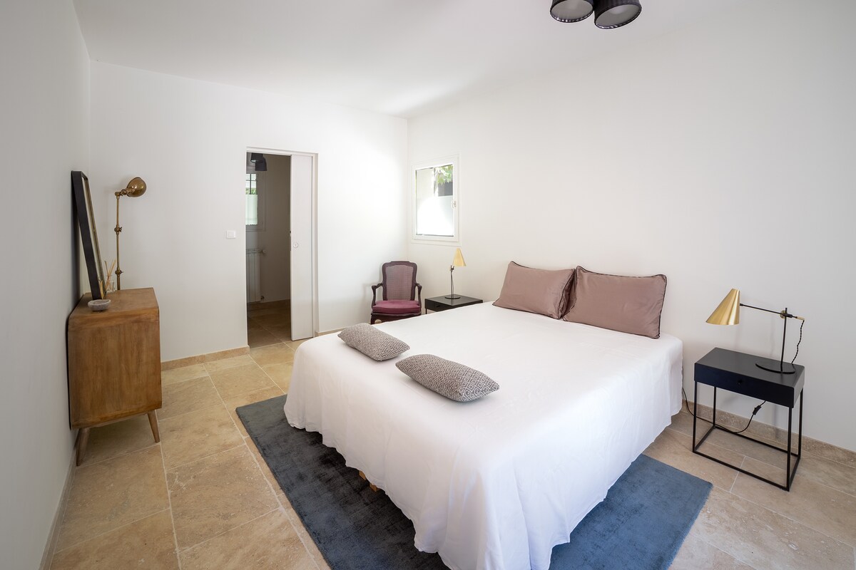 La chambre 1, në rez-de-jardin