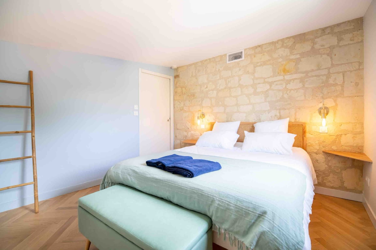 Dhomë e bollshme, e pajisur si të tjerat me një krevat 160 cm.