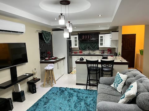 Stylish 3 bedroom with pool 5 minutes from airport