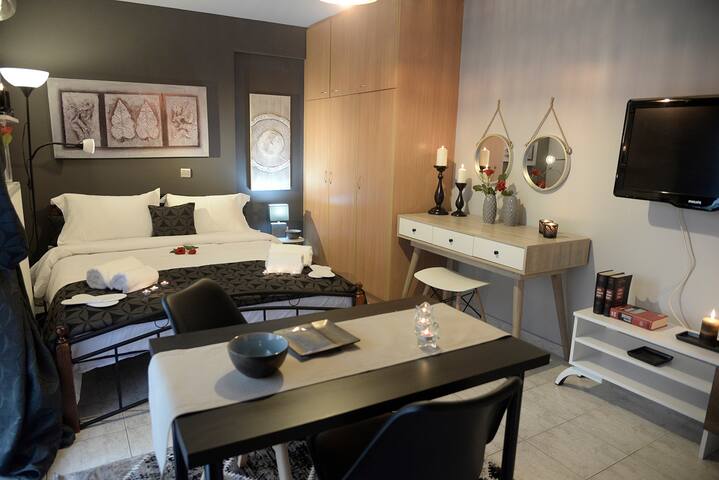 Eclectic Studio Apartment-(free private parking)