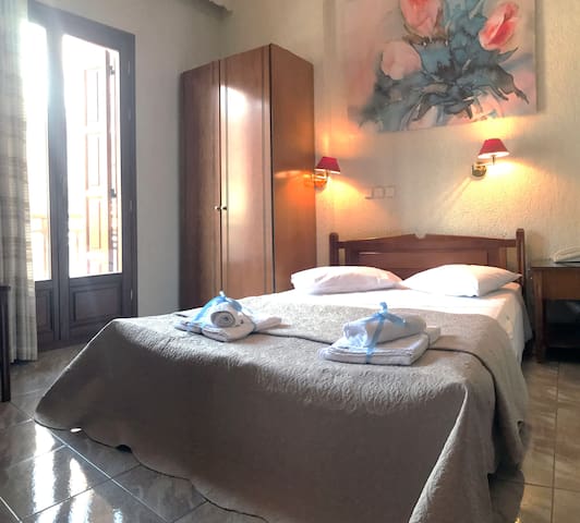 Room for 2 in the center of Delphi