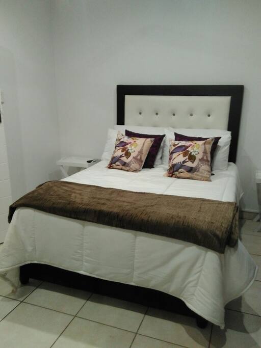 • 2 Sleeper – R1200.00 incl breakfast
R1000.00 excl breakfast