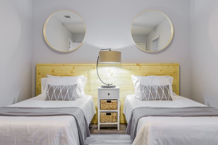 Chumba cha kulala cha 4 na 2 Single- Inaweza kuchanganya na Malkia mmoja