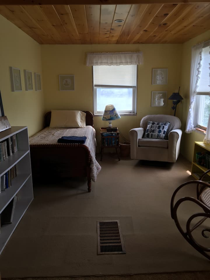 Chumba cha kulala cha manjano- kinajumuisha kiti cha kusomea chenye starehe