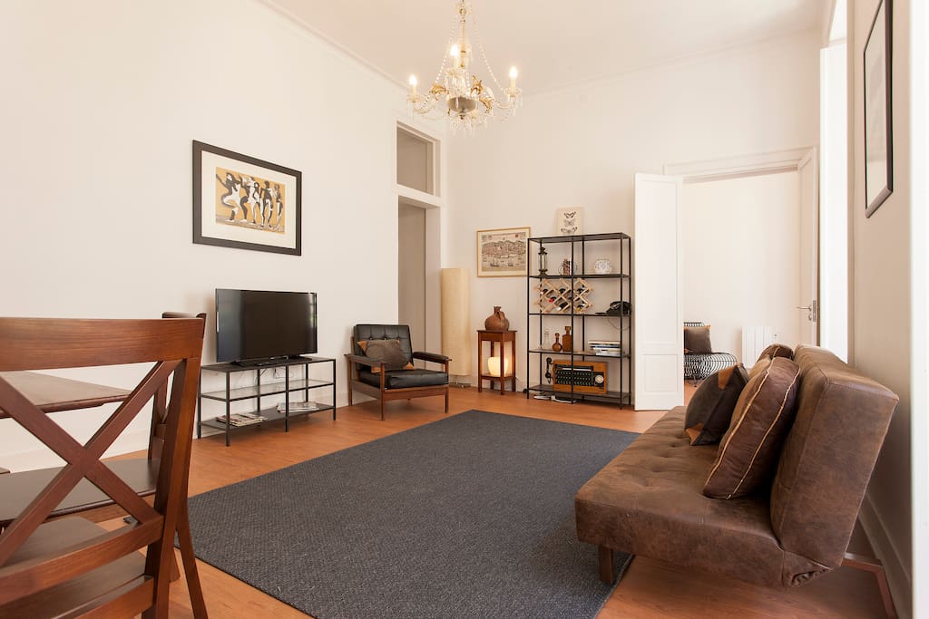 Confy and spacious living room, with a foldable table for 6.