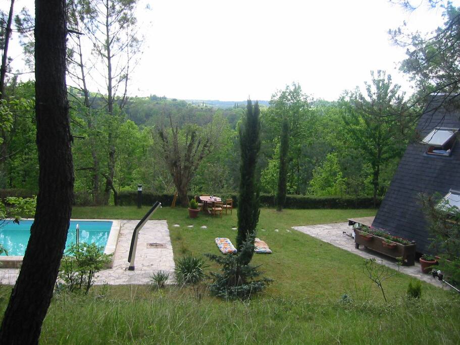La propriété est dans les bois avec une vue magnifique sur la vallée