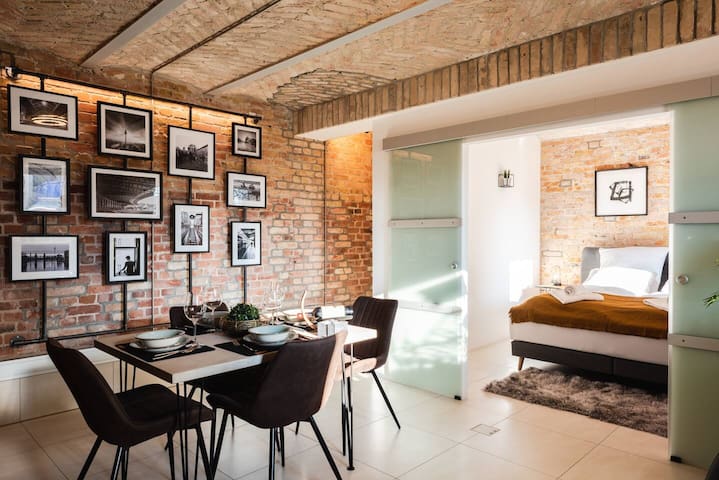 2 Downtown Apts, 152sqm, 4BR, 5min Main Station