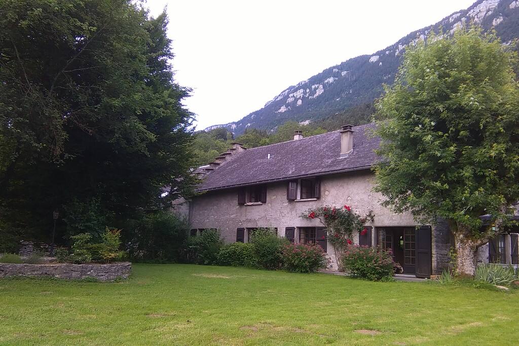Maison très spacieuse avec accès au jardin
