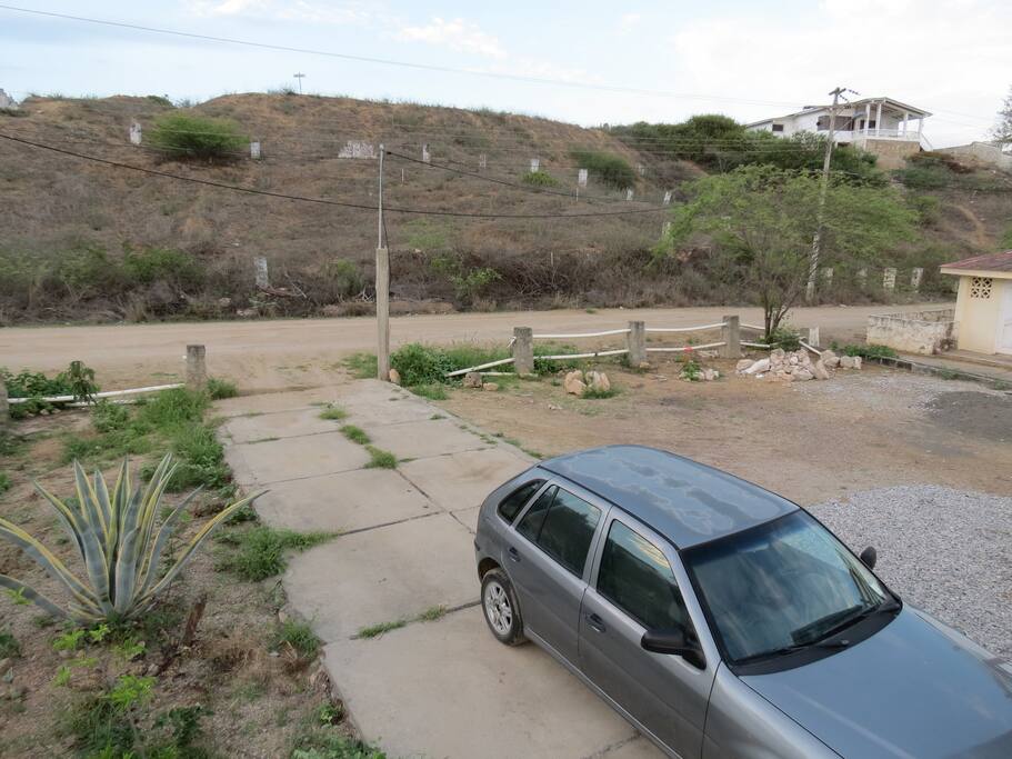 Parqueo y la entrada desde la calle