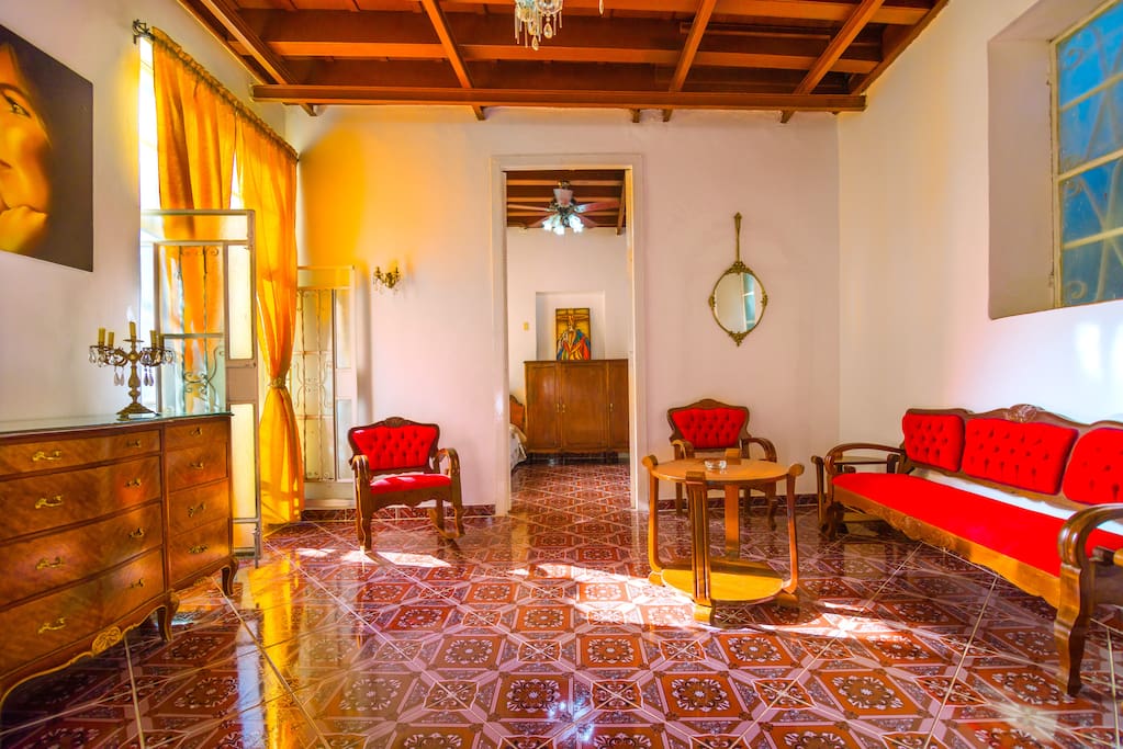 Sala compartida entre los apartamentos/
Room shared between apartments.