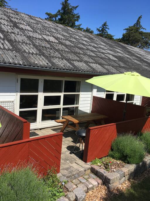Lækker lille solterrasse m. tilhørende grill