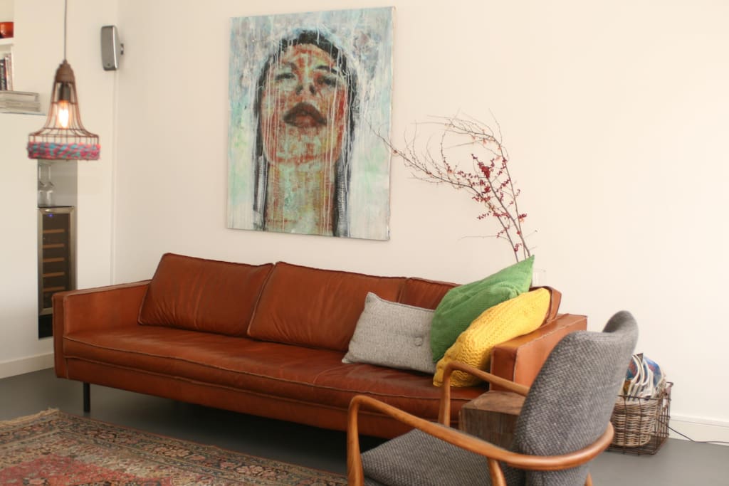 Spacious living room (2nd floor)