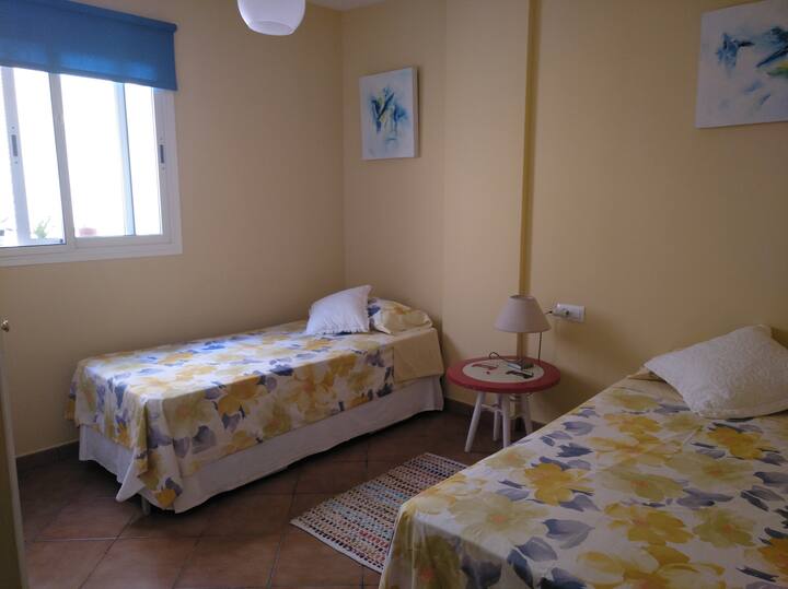 ห้องนอน 2... มี 2 เตียงและเตียงเสริม (เตียงเลื่อน)