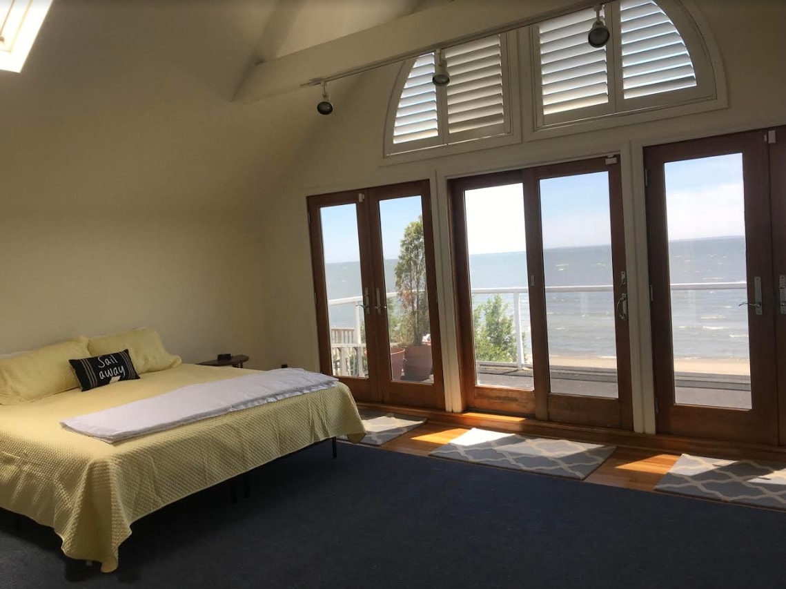 ห้องนอนใหญ่ - เตียงคิงไซส์พร้อมตู้เสื้อผ้าและดาดฟ้าแบบวอล์คอิน 