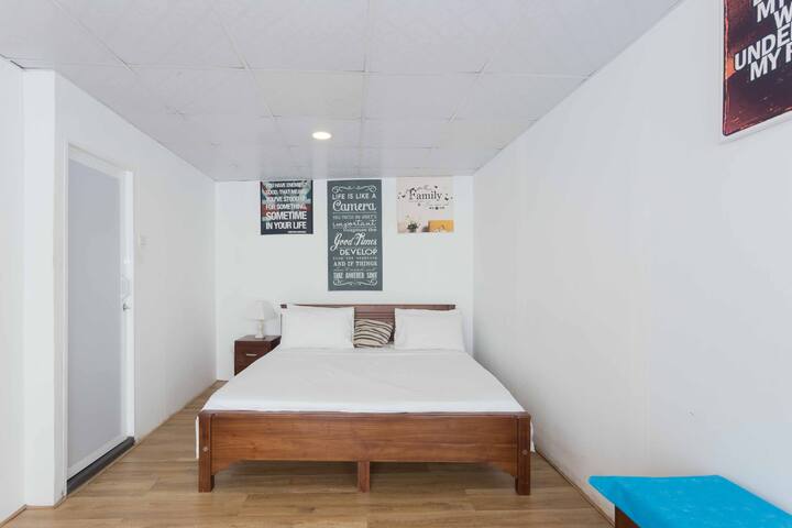 Roadster Studio Pagoda - A/C Private Room-2 Guests