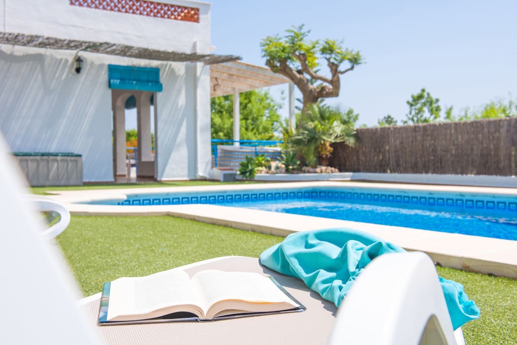 Jardin y piscina