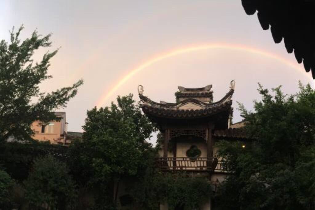 昂然迎七彩