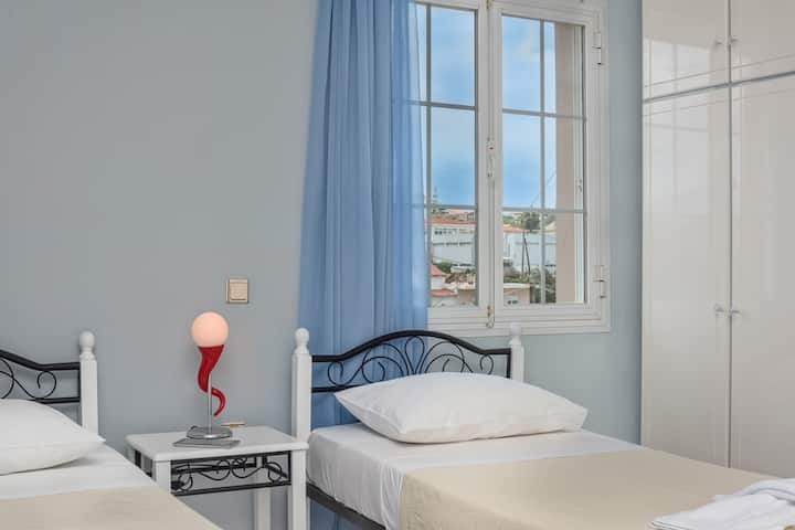 Dormitorio bellamente diseñado con balcón privado e impresionantes vistas