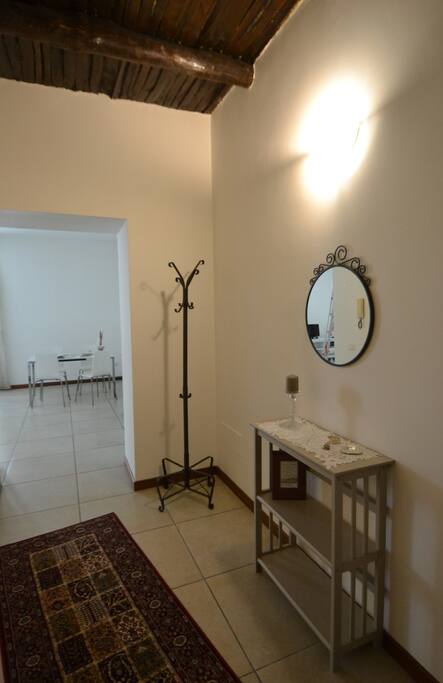 ingresso con travi in legno