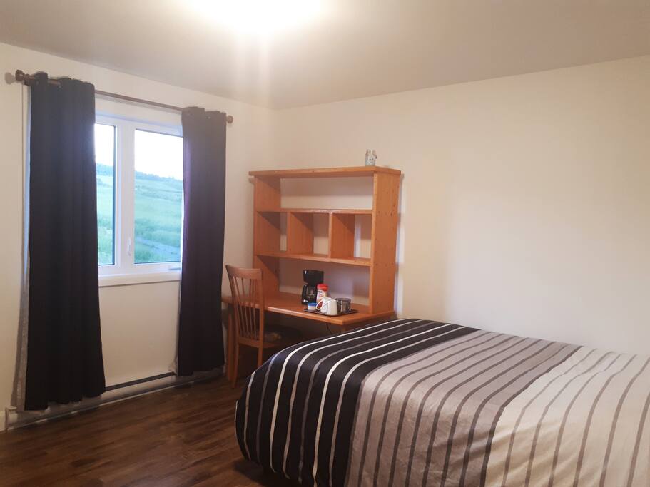 Votre chambre privée donnant sur la campagne pour une tranquillité assurée! | Your room with a countryside vew for a quiet stay.