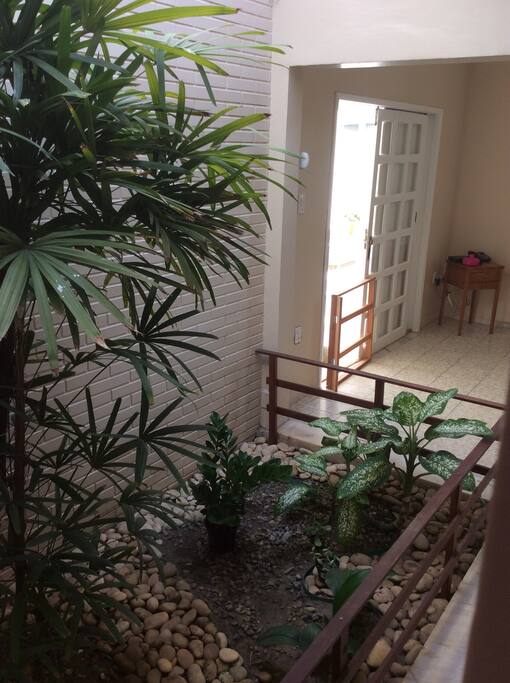 Varanda interna com varias plantas, para melhor circulação do ar do ambiente