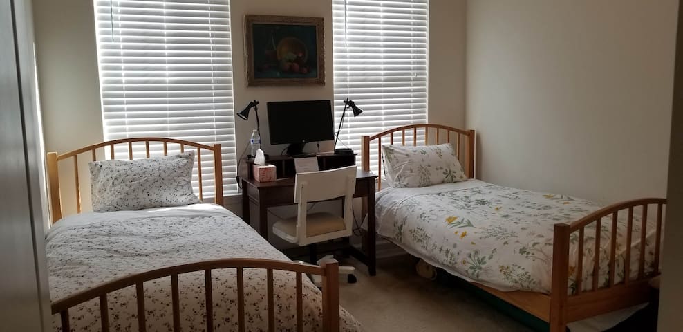 Cozy 2 twin private room, close to Airport