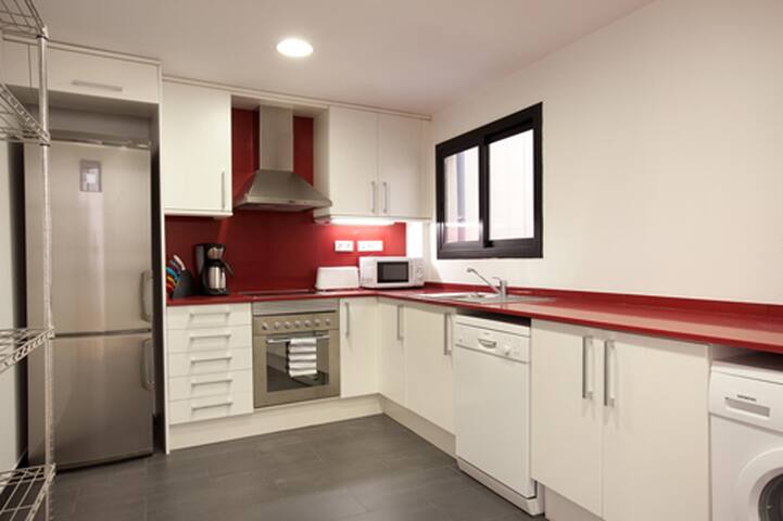 Large 3 bedroom 3 bath flat max 10 happy people! gallery image 5