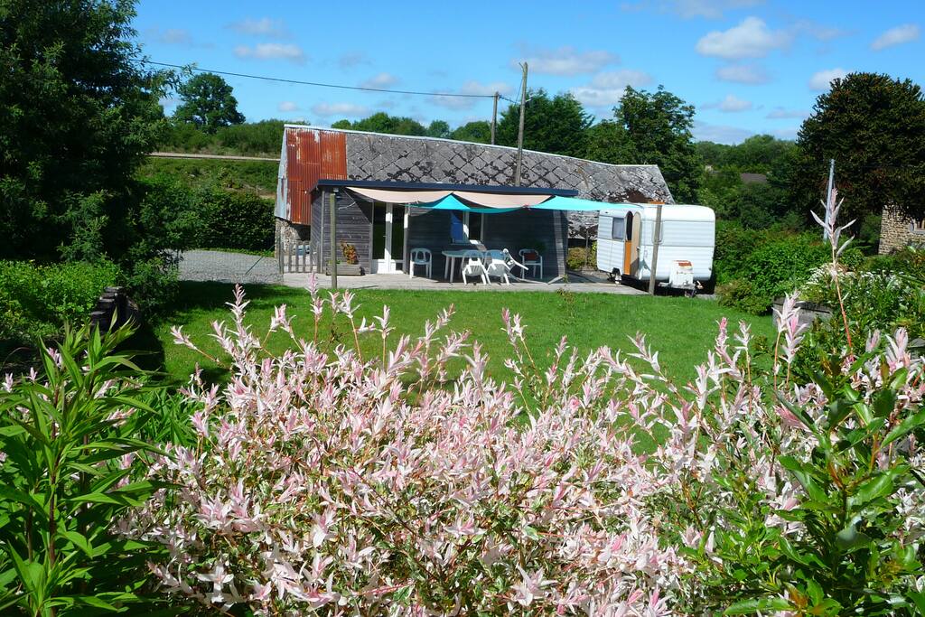 Vue du fond du jardin, avec l'ancienne boulangerie derrière le gîte