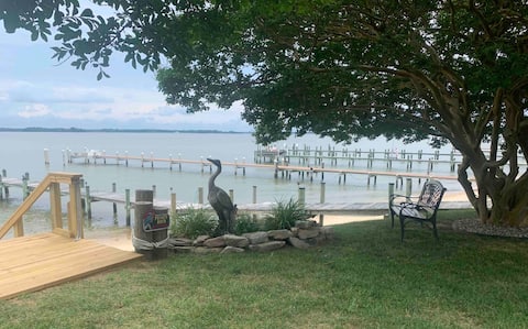 Successful Airbnb property: Private apt above garage w/ pier and water access in Cambridge
