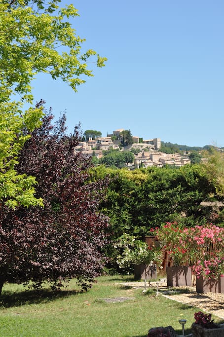Vue du village de Joucas depuis le jardin