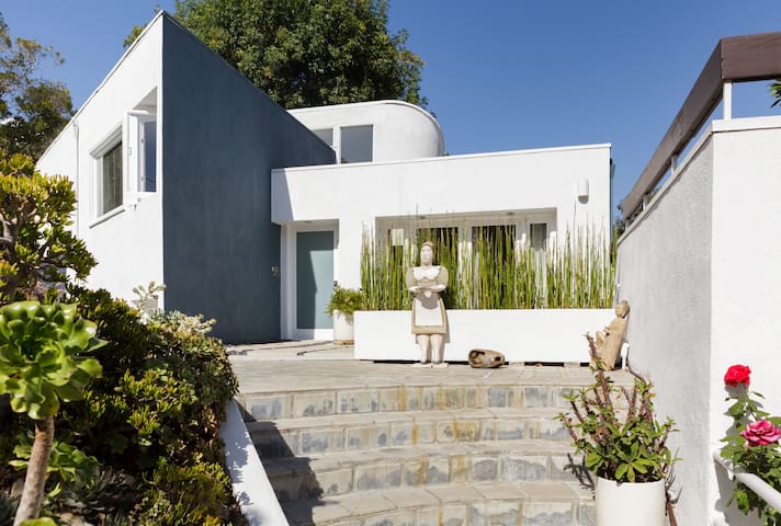 Serenity in an Architectural Masterpiece with Walls of Glass gallery image 2