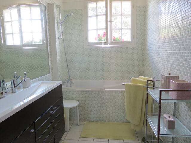 Charming house on the hillsides of Bordeaux gallery image 5